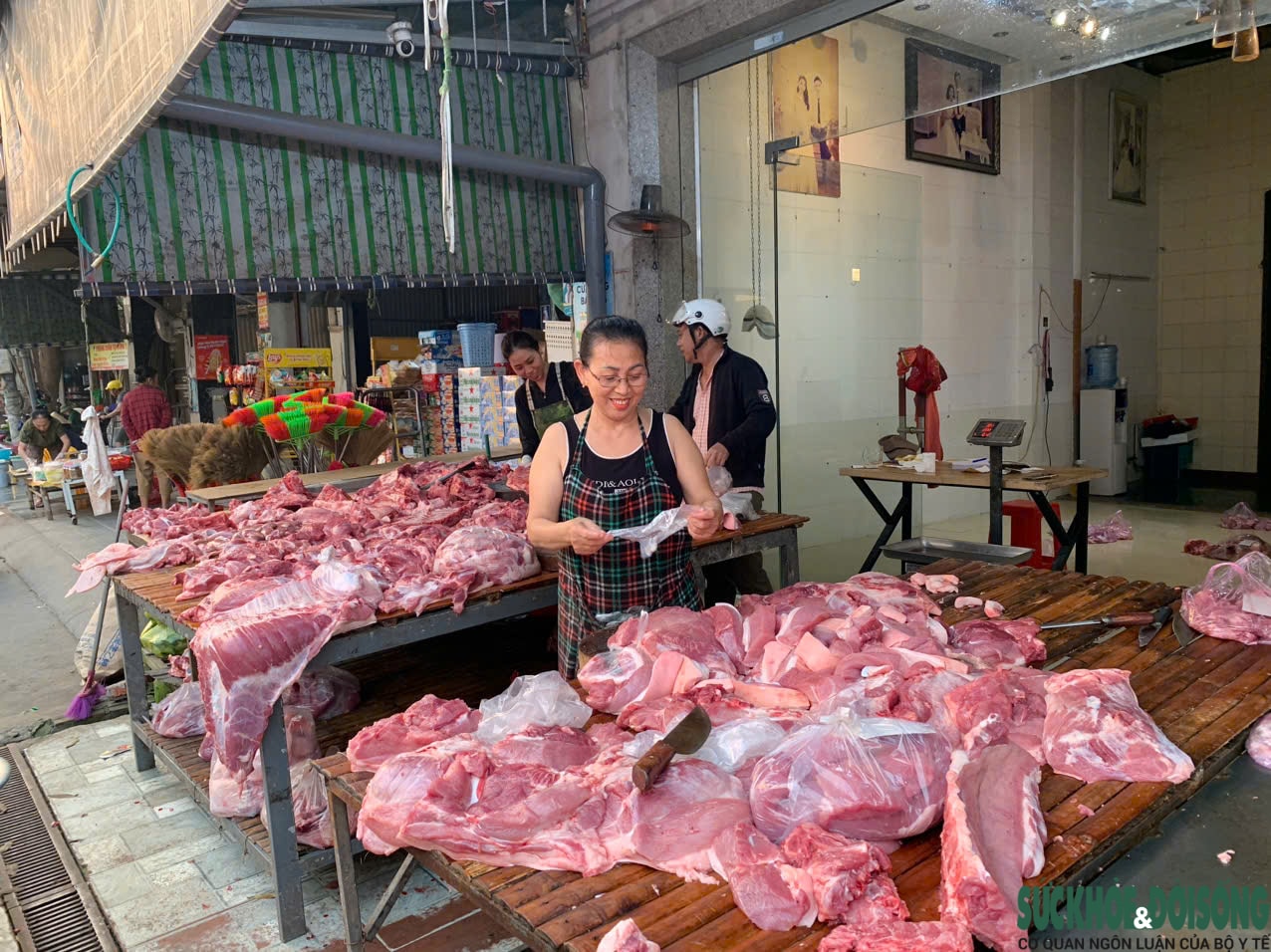 Giết mổ nhỏ lẻ trong khu dân cư tiềm ẩn nguy cơ mất an toàn thực phẩm- Ảnh 2.