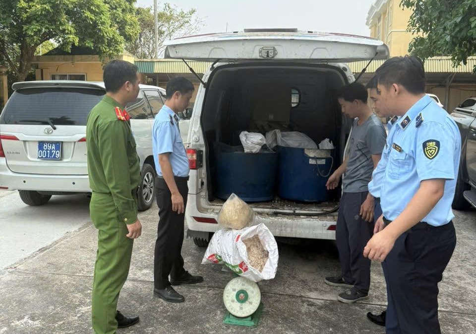 Gần nửa tấn bì lợn, mỡ lợn ôi thiu được phát hiện trong xe ô tô- Ảnh 1.