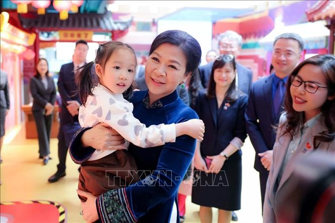 Phu nhân Ngô Phương Ly thăm Trung tâm Giao lưu khoa học văn hóa thanh thiếu niên Tống Khánh Linh- Ảnh 1.