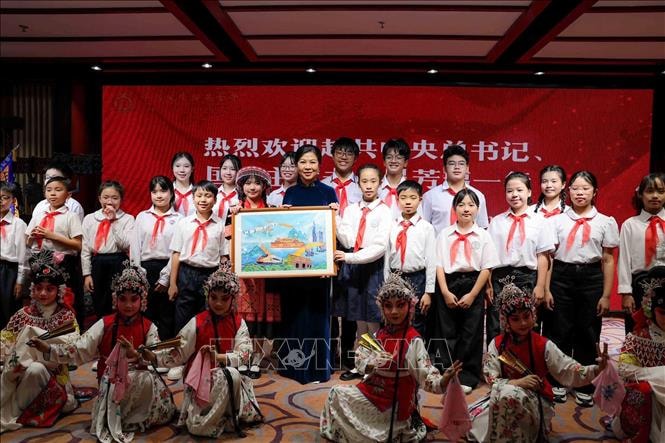 Phu nhân Ngô Phương Ly thăm Trung tâm Giao lưu khoa học văn hóa thanh thiếu niên Tống Khánh Linh- Ảnh 4.