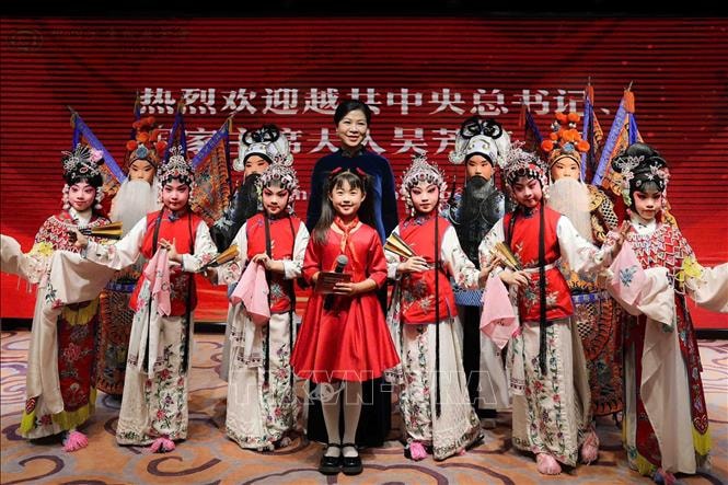 Phu nhân Ngô Phương Ly thăm Trung tâm Giao lưu khoa học văn hóa thanh thiếu niên Tống Khánh Linh- Ảnh 3.