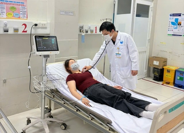 Hàng chục công nhân tại TPHCM nghi phản vệ sau bữa ăn trưa ở công ty- Ảnh 1.