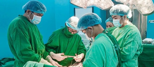 Giành lại sự sống cho nam thanh niên 18 tuổi sốc đa chấn thương sau tai nạn giao thông- Ảnh 1.