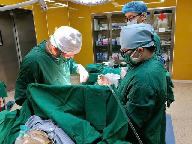 Cứu sống người đàn ông bị thủng đường tiêu hóa nhiều lần ở Quảng Ninh- Ảnh 1.