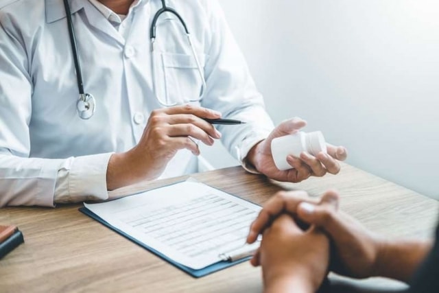 Kê đơn, gợi ý chuyển người bệnh tới cơ sở khác nhằm trục lợi: Phạt đến 10 triệu đồng, tước chứng chỉ hành nghề- Ảnh 1.