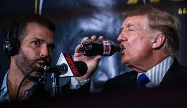 Bác sĩ Mehmet Oz: Ông Trump tin nước ngọt diệt được tế bào ung thư vì chúng 'giết chết cỏ'- Ảnh 1.