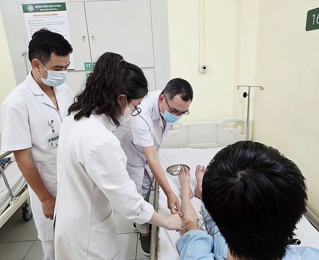 Nam sinh bị liệt vận động do thói quen ngồi khoanh chân - Ảnh 1.