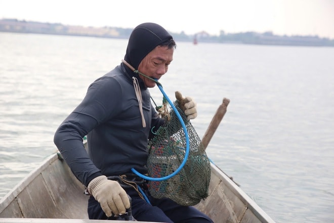 Nghề 'săn' đặc sản dưới đáy sông Nhật Lệ- Ảnh 4.