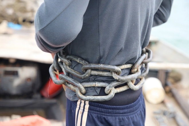 Nghề 'săn' đặc sản dưới đáy sông Nhật Lệ- Ảnh 5.