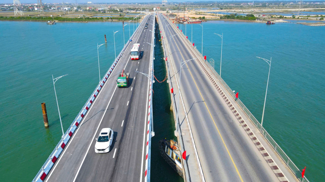 Nghề 'săn' đặc sản dưới đáy sông Nhật Lệ- Ảnh 1.