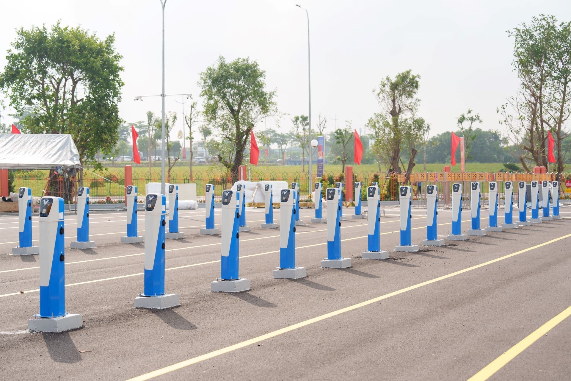 60.000 tủ đổi pin, nạp pin nhanh, chi phí nhẹ giúp xe máy điện VinFast tăng tốc - 1