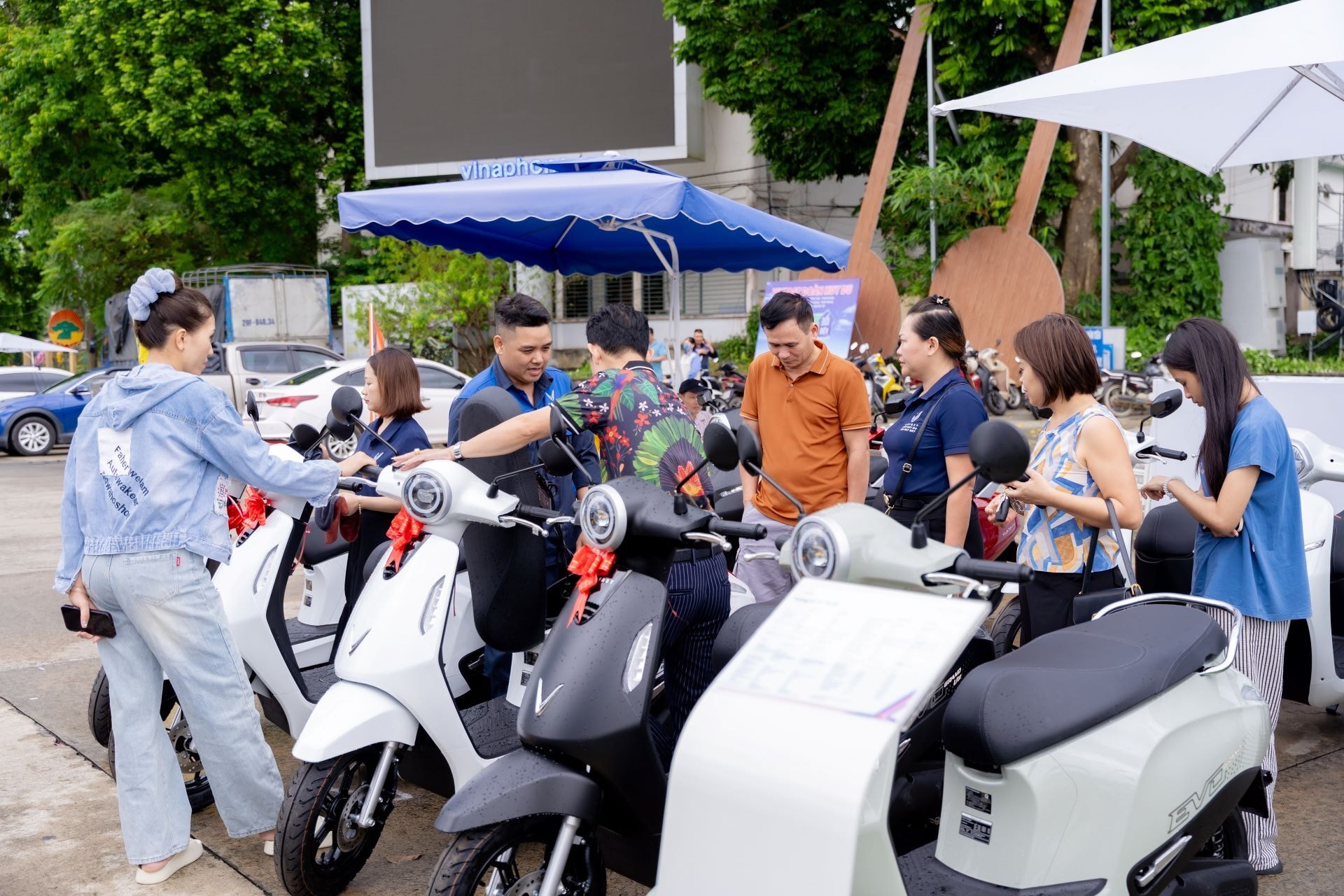 60.000 tủ đổi pin, nạp pin nhanh, chi phí nhẹ giúp xe máy điện VinFast tăng tốc - 2