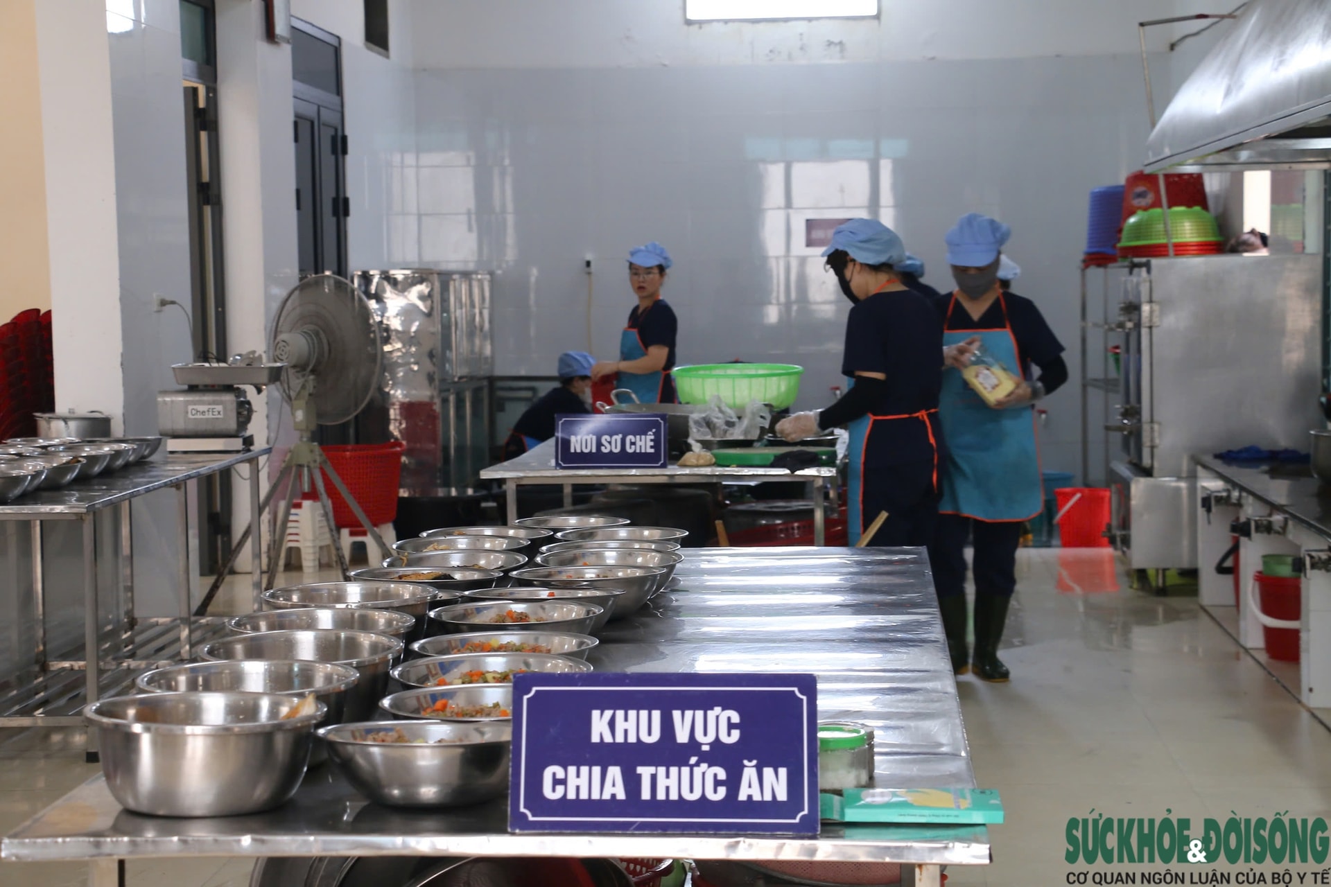 Giá gas tăng, trường học Nghệ An chật vật xoay xở bữa ăn bán trú- Ảnh 1.