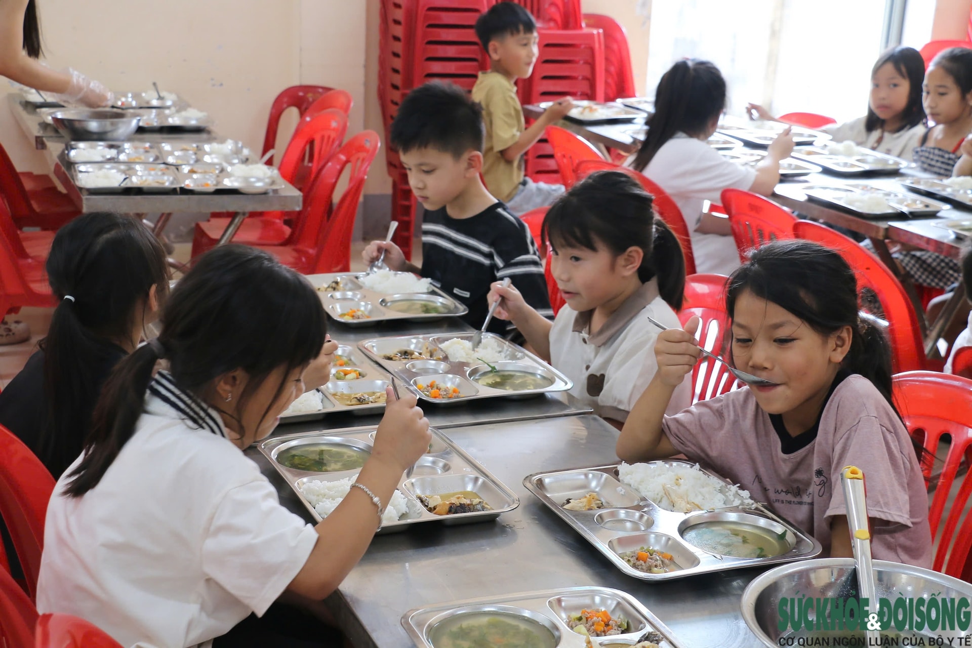 Giá gas tăng, trường học Nghệ An chật vật xoay xở bữa ăn bán trú- Ảnh 3.