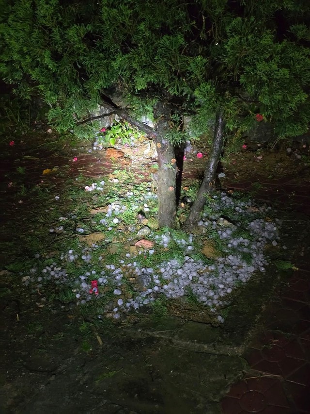 4 người bị thương, hàng trăm nhà bị hỏng do mưa đá to như cái chén ở Lào Cai- Ảnh 2.