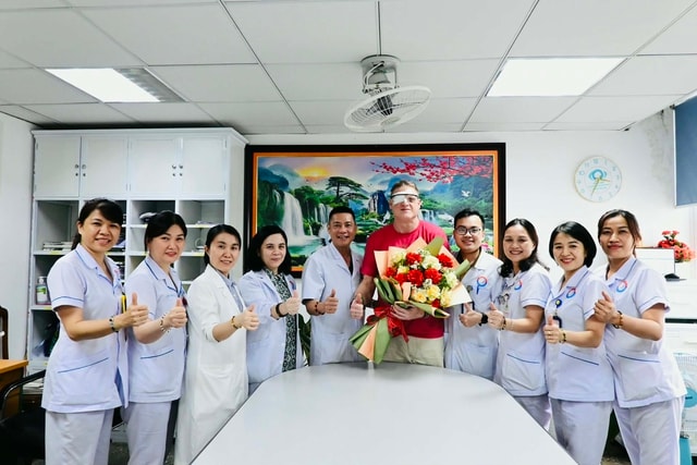 Không thể chờ 9 tháng mới được mổ, đầu bếp Mỹ thực hiện hành trình 'xuyên đại dương' đi tìm ánh sáng- Ảnh 5.