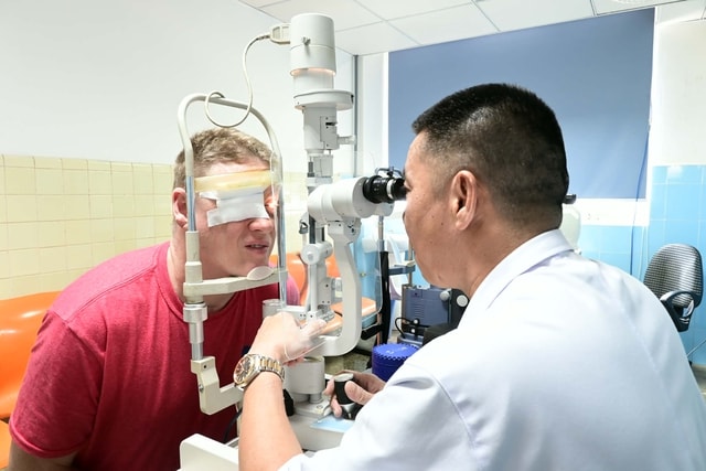 Không thể chờ 9 tháng mới được mổ, đầu bếp Mỹ thực hiện hành trình 'xuyên đại dương' đi tìm ánh sáng- Ảnh 1.