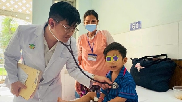 Phát hiện tim bẩm sinh khi khám tầm soát Ngày sức khoẻ toàn dân, bé trai 3 tuổi được hỗ trợ điều trị 100%- Ảnh 1.