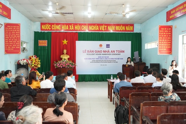 Bàn giao nhà an toàn cho người dân vùng lũ tỉnh Đắk Lắk- Ảnh 2.