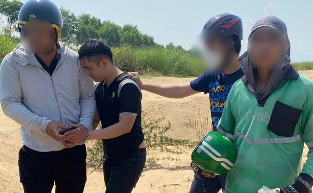 Giả vờ gọi điện, thanh niên cướp iPhone của tài xế Grab rồi bỏ chạy- Ảnh 1.