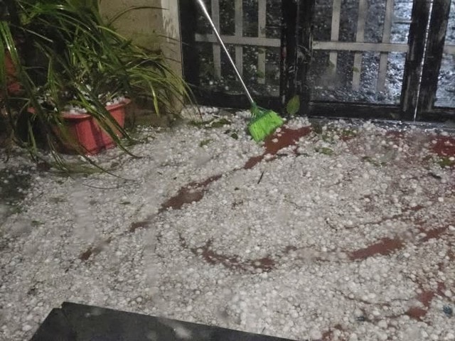 Mưa đá hạt to như cái chén trút xuống Bắc Hà, Lào Cai- Ảnh 1.