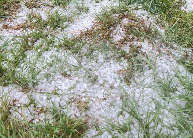 Mưa đá, lốc xoáy gây thiệt hại ở Quảng Ngãi- Ảnh 1.