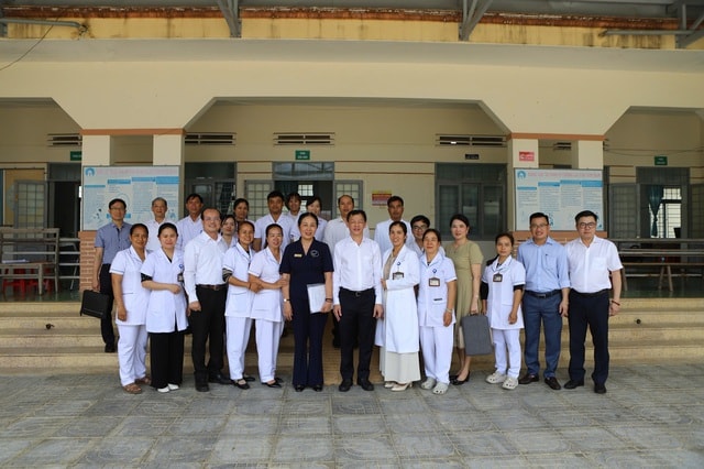 Đoàn công tác Bộ Y tế thăm, tặng quà cơ sở y tế và trẻ em có hoàn cảnh khó khăn ở Đắk Lắk- Ảnh 7.