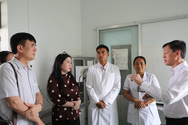 Đoàn công tác Bộ Y tế thăm, tặng quà cơ sở y tế và trẻ em có hoàn cảnh khó khăn ở Đắk Lắk- Ảnh 3.