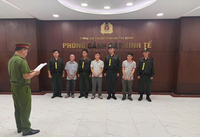 Bắt 3 đối tượng sản xuất, buôn bán thuốc đông y giả trộn Paracetamol ở TPHCM - Ảnh 1.