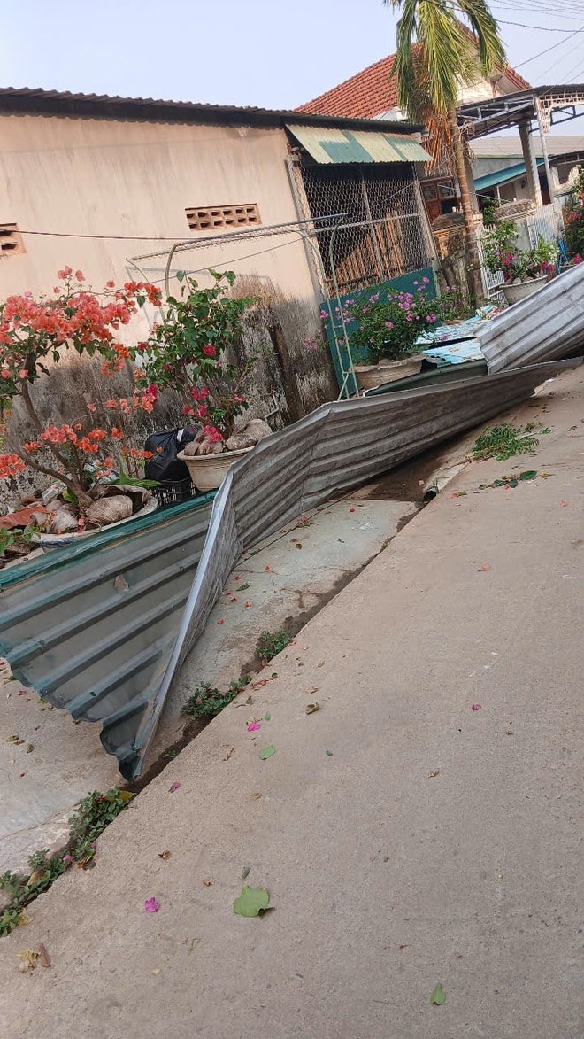 Nhiều nhà dân, công trình công cộng ở Quảng Trị bị hư hại sau trận lốc xoáy- Ảnh 4.