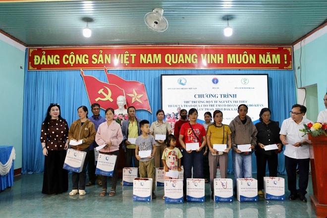 Đoàn công tác Bộ Y tế thăm, tặng quà cơ sở y tế và trẻ em có hoàn cảnh khó khăn ở Đắk Lắk- Ảnh 11.