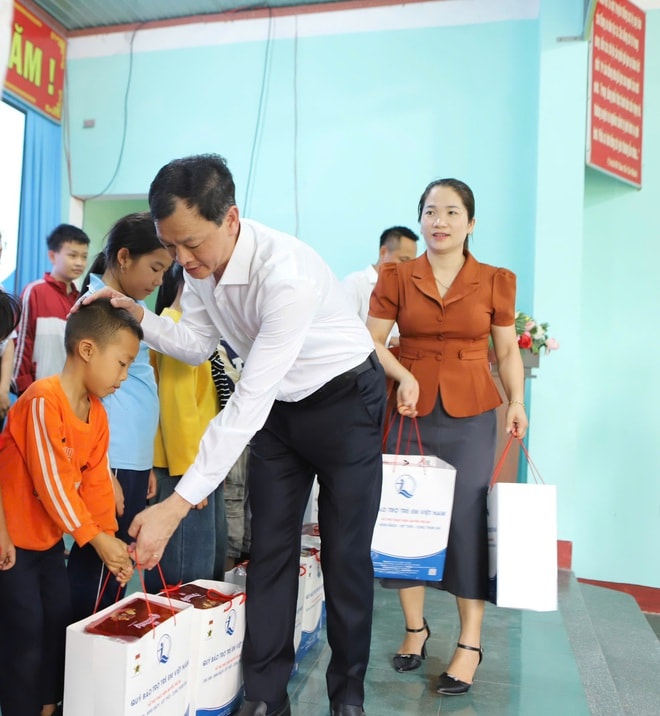 Đoàn công tác Bộ Y tế thăm, tặng quà cơ sở y tế và trẻ em có hoàn cảnh khó khăn ở Đắk Lắk- Ảnh 8.