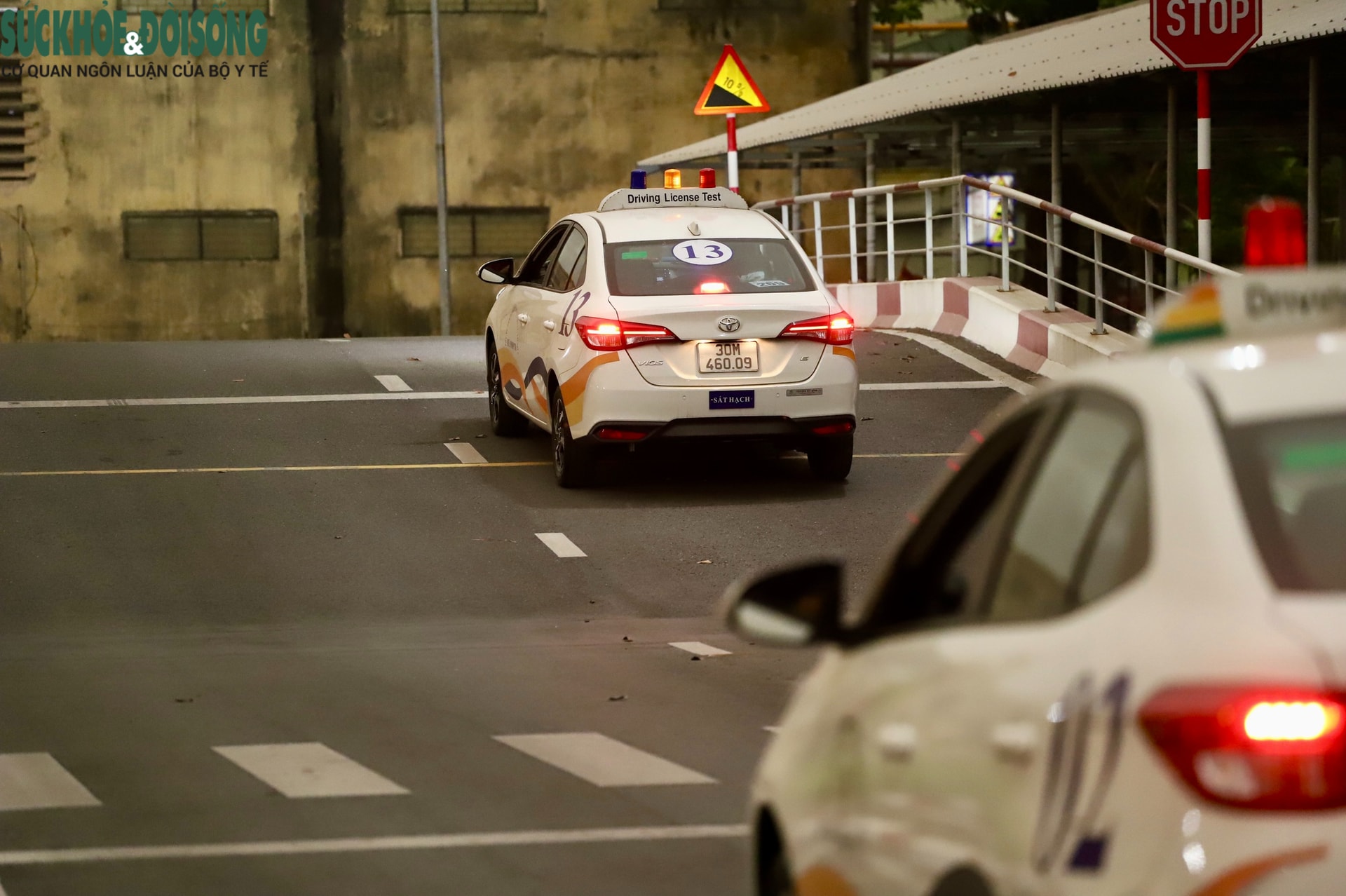 Sát hạch lái xe tại Hà Nội: Dùng công nghệ 'bịt cửa' gian lận- Ảnh 2.