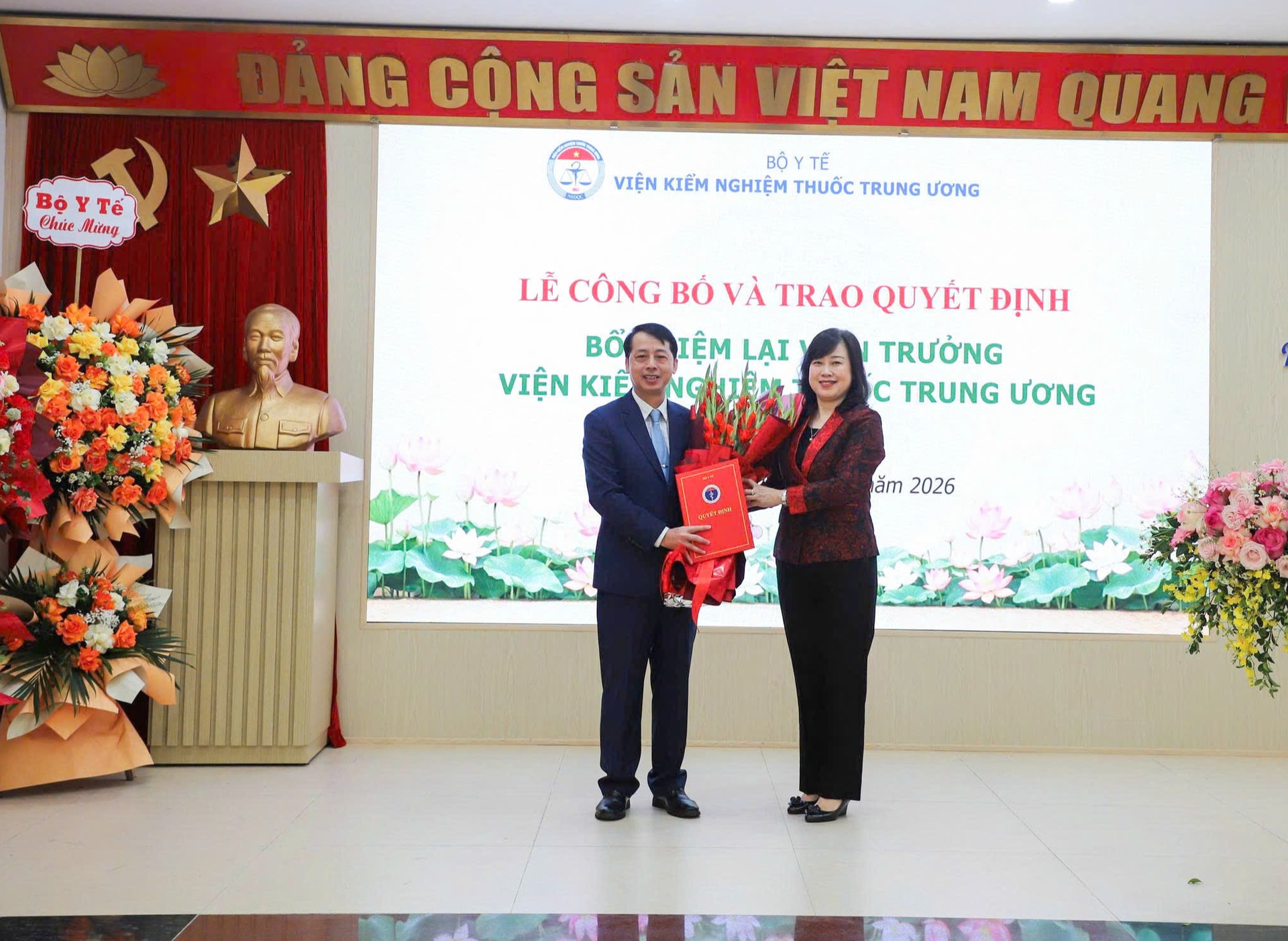 Bộ trưởng Đào Hồng Lan trao Quyết định bổ nhiệm lại Viện trưởng Viện Kiểm nghiệm thuốc Trung ương- Ảnh 1.