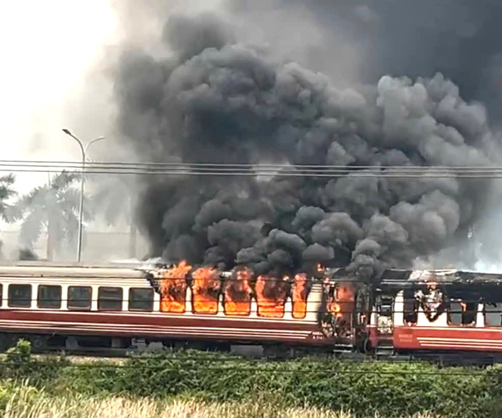 Thông tin vụ tàu hỏa bốc cháy 2 toa chở khách- Ảnh 1.