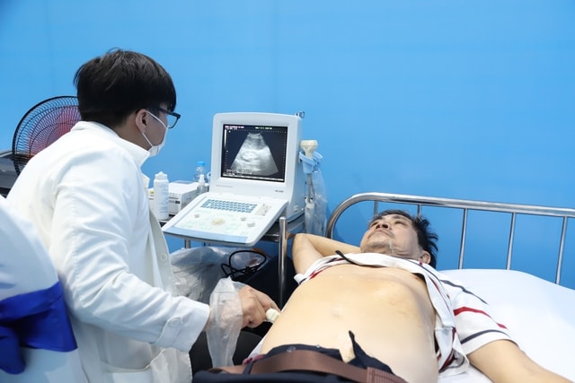 TPHCM đồng loạt triển khai khám sức khỏe miễn phí cho người dân, đưa y tế đến tận nhà- Ảnh 4.