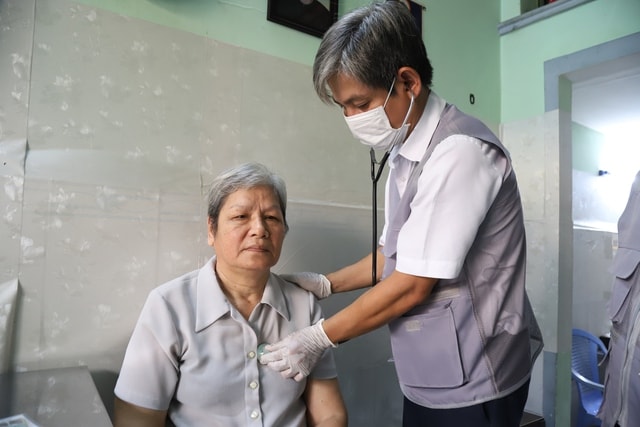 TPHCM đồng loạt triển khai khám sức khỏe miễn phí cho người dân, đưa y tế đến tận nhà- Ảnh 7.