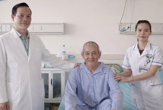 Mang khối u hơn 40 năm, cụ ông 72 tuổi được phẫu thuật thành công- Ảnh 1.
