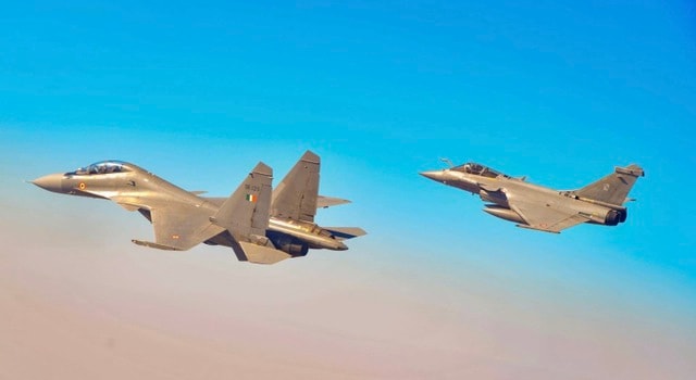 Tiêm kích Rafale Pháp và Su-30SM Nga đụng độ trên bầu trời Đông Âu- Ảnh 1.