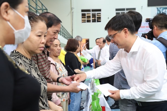 TPHCM đồng loạt triển khai khám sức khỏe miễn phí cho người dân, đưa y tế đến tận nhà- Ảnh 3.