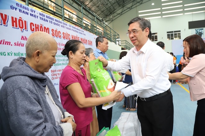 TPHCM đồng loạt triển khai khám sức khỏe miễn phí cho người dân, đưa y tế đến tận nhà- Ảnh 2.