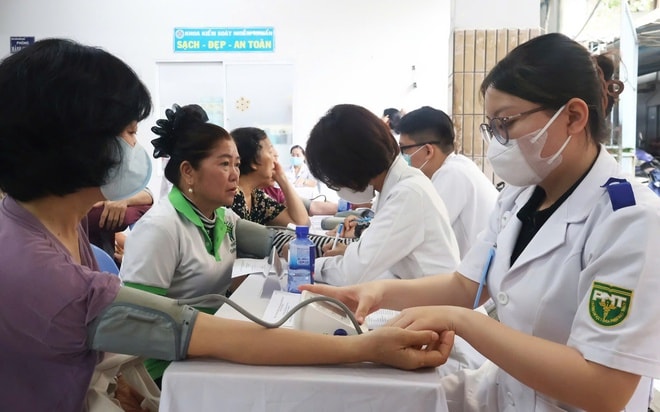 TPHCM đồng loạt triển khai khám sức khỏe miễn phí cho người dân, đưa y tế đến tận nhà- Ảnh 12.