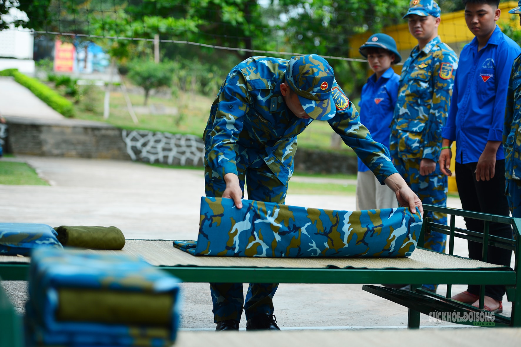 Bất ngờ nữ sinh lớp 12 trổ tài gấp chăn vuông như gạch- Ảnh 2.