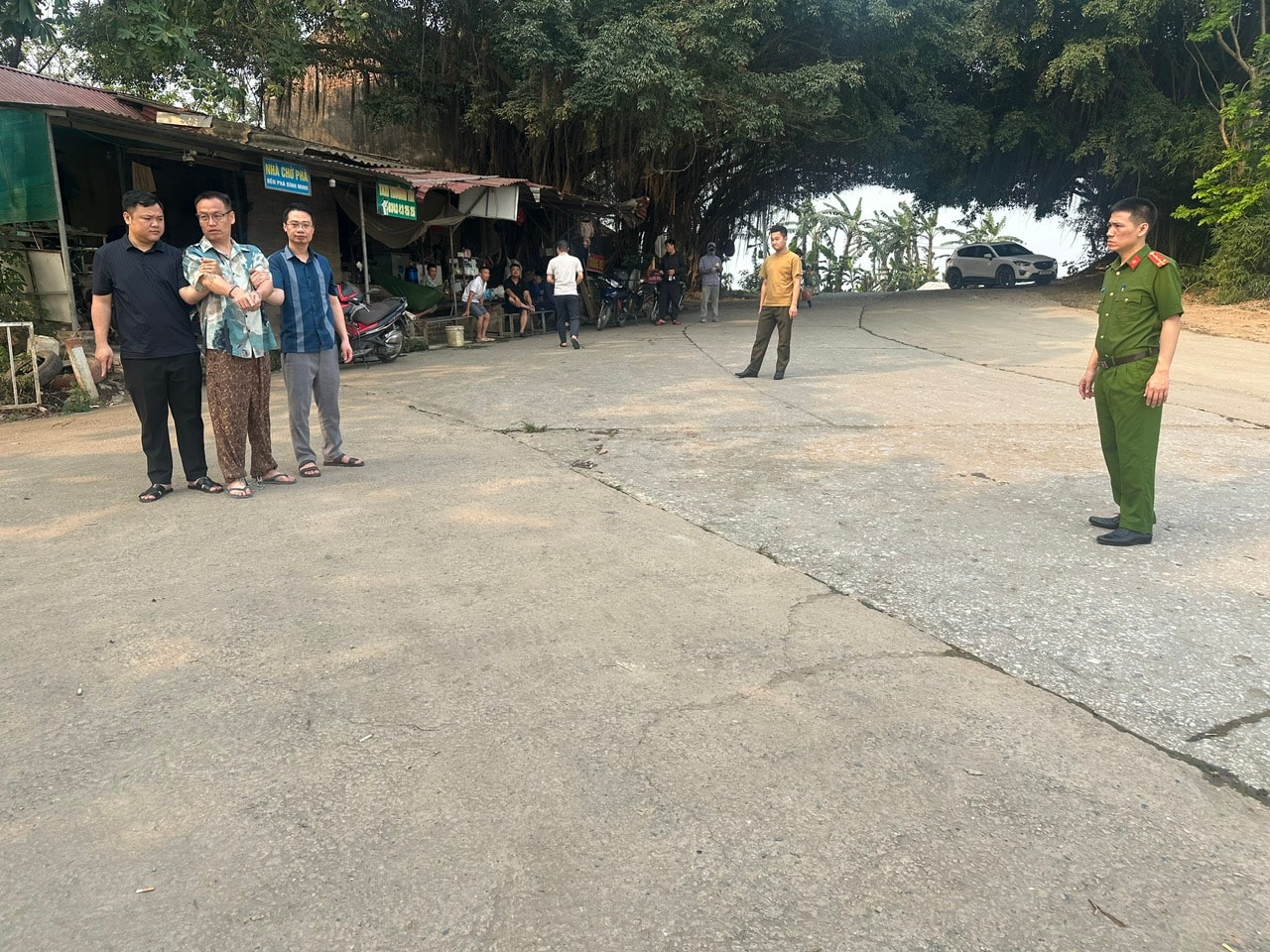 Người đàn ông nước ngoài bất ngờ nổ súng sau va chạm giao thông- Ảnh 3.