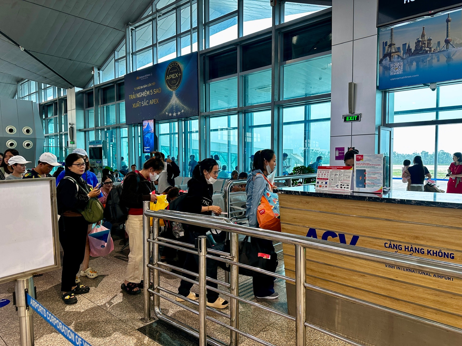 Nhiều gia đình 'quay xe' chọn du lịch ngắn ngày dịp 30/4 - 1/5- Ảnh 1.