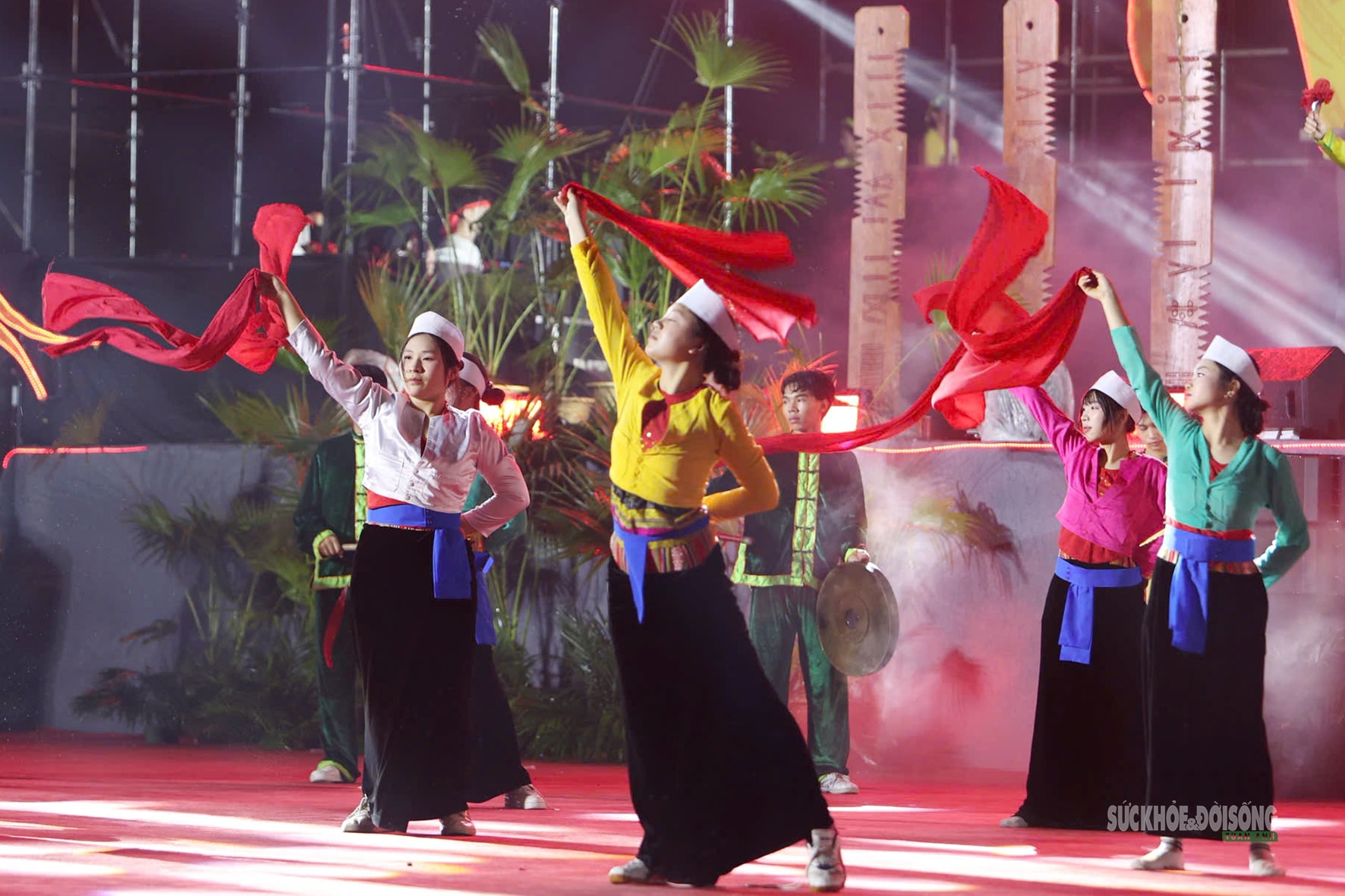 Rực rỡ đêm khai mạc Lễ hội Đền Hùng 2026- Ảnh 3.