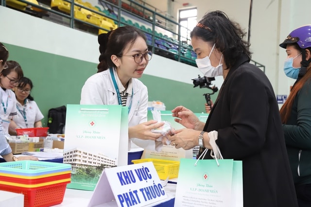Một ngày, gần 30.000 người dân TPHCM được tầm soát sức khỏe- Ảnh 1.