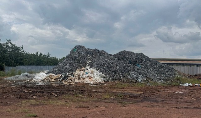 Đổ hơn 567 tấn phế thải da bò ra môi trường, 2 đối tượng bị khởi tố- Ảnh 2.