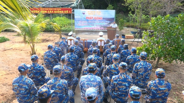 Vùng 4 Hải quân ươm, nhân giống 30.000 cây trồng thực hiện chương trình 'Xanh hóa Trường Sa'- Ảnh 1.