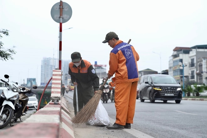 Hà Nội ra quân chỉnh trang cầu, hầm, 'dọn' vi phạm trước nghỉ lễ 30/4- Ảnh 2.